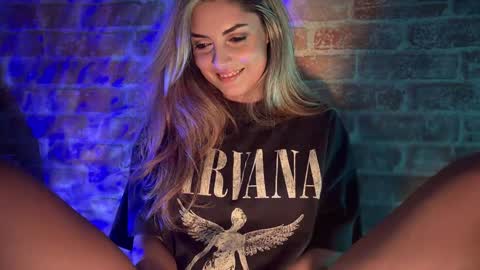 Snapshot of alliesynns chatting on 12-12-24, 02:11 Allie online show from 12-12-24, 02:11