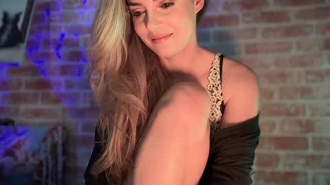 Snapshot of alliesynns chatting on 12-13-24, 01:55 Allie online show from 12-13-24, 01:55