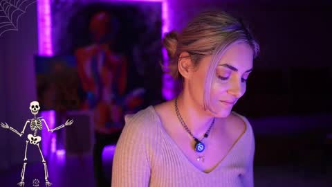 Snapshot of alliesynns chatting on 10-28-25, 05:22 Allie online show from 10-28-25, 05:22