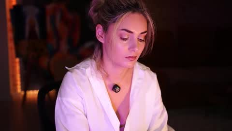 Snapshot of alliesynns chatting on 11-11-25, 06:02 Allie online show from 11-11-25, 06:02