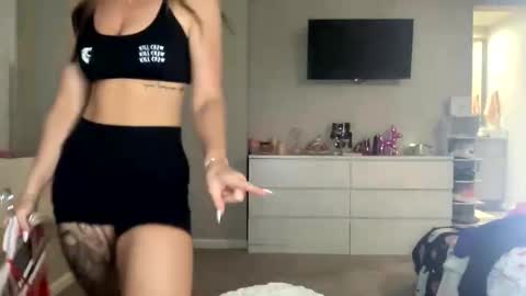 Snapshot of allymaeeee chatting on 10-17-25, 01:09 Ally Mae online show from 10-17-25, 01:09