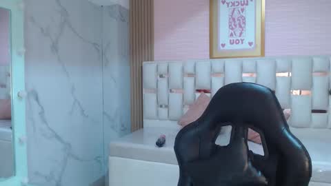 Snapshot of allyssa_bellini_s chatting on 11-10-25, 08:30 Allysa online show from 11-10-25, 08:30