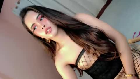 Snapshot of alove_too_last chatting on 01-29-25, 06:28 LEXY online show from 01-29-25, 06:28