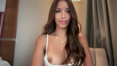 Snapshot of aluv2lust chatting on 11-26-25, 02:40 Mika online show from 11-26-25, 02:40