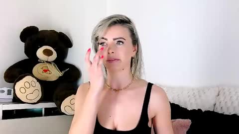 Snapshot of alyblonde chatting on 04-17-26, 10:29 aly online show from 04-17-26, 10:29