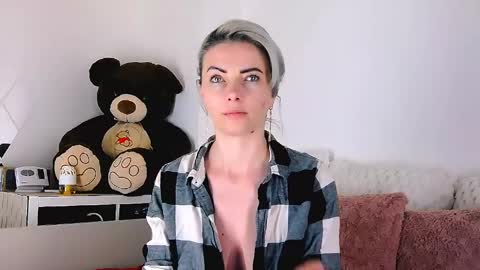 Snapshot of alyblonde chatting on 05-03-26, 06:08 aly online show from 05-03-26, 06:08
