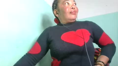 Snapshot of alypierette chatting on 06-12-26, 06:12 alypierette online show from 06-12-26, 06:12