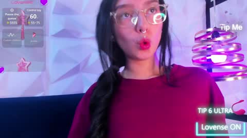 Snapshot of alys_molly chatting on 12-19-24, 02:13 sopie online show from 12-19-24, 02:13