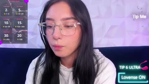 Snapshot of alys_molly chatting on 01-06-25, 02:14 sopie online show from 01-06-25, 02:14