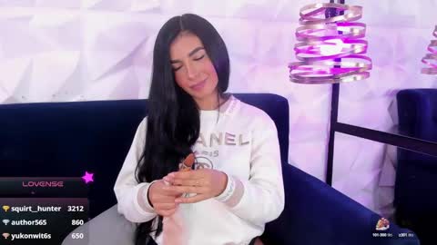 Snapshot of alys_molly chatting on 02-08-25, 03:08 sopie online show from 02-08-25, 03:08