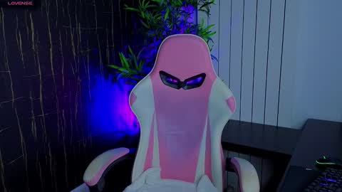 Snapshot of alyseruss chatting on 10-31-25, 07:37 Alyse online show from 10-31-25, 07:37