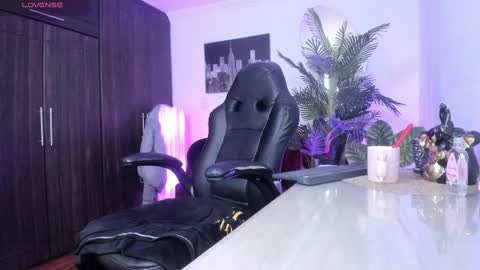 Snapshot of amaia_bushida chatting on 03-08-25, 08:33 anny online show from 03-08-25, 08:33