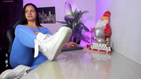 Snapshot of amaia_bushida chatting on 11-27-25, 02:13 anny online show from 11-27-25, 02:13