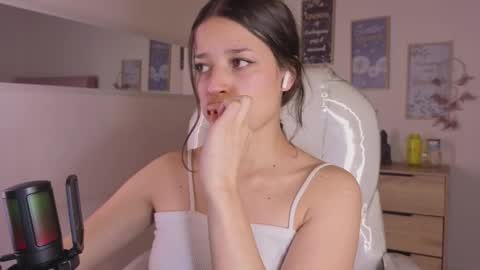 Snapshot of amaia_daniells chatting on 10-21-25, 03:18 B I A N C A online show from 10-21-25, 03:18