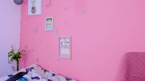 Snapshot of amanda_lorense chatting on 12-25-24, 01:53 Thalia online show from 12-25-24, 01:53