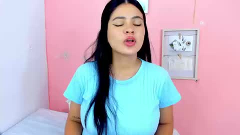 Snapshot of amanda_lorense chatting on 10-24-25, 04:20 Thalia online show from 10-24-25, 04:20