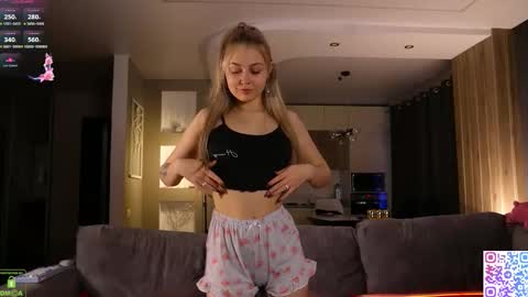 Snapshot of amanda_sayhey chatting on 02-08-26, 03:54 online show from 02-08-26, 03:54