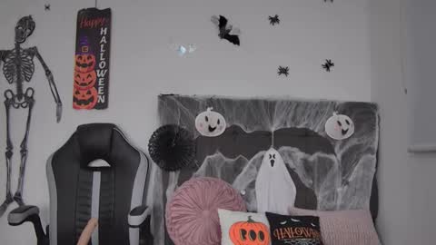 Snapshot of amandabrooks_18 chatting on 10-15-25, 02:11 Amanda online show from 10-15-25, 02:11