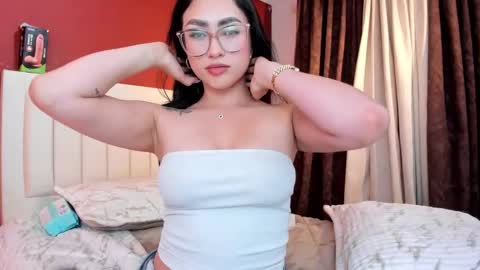 Snapshot of ambaar5 chatting on 09-24-25, 01:53 Sara online show from 09-24-25, 01:53