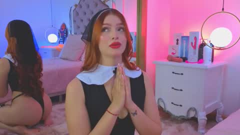 Snapshot of ambar_adamss chatting on 10-31-25, 11:33 Sara online show from 10-31-25, 11:33