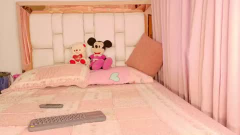 Snapshot of ambarrossi_ chatting on 06-14-26, 11:23 online show from 06-14-26, 11:23