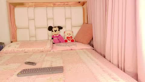 Snapshot of ambarrossi_ chatting on 06-17-26, 11:12 online show from 06-17-26, 11:12