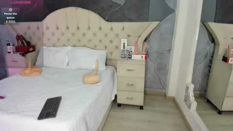 Snapshot of amberrgrey_ chatting on 09-22-25, 06:43 Amber Grey online show from 09-22-25, 06:43