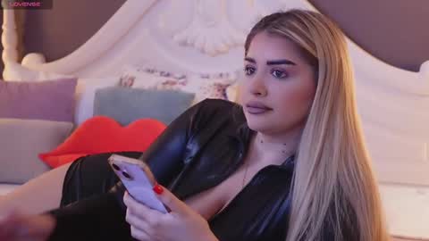 Snapshot of amberseyes chatting on 02-15-25, 11:06 Amberseyes online show from 02-15-25, 11:06