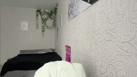 Snapshot of ameeludkowski chatting on 11-18-25, 09:58 Alica online show from 11-18-25, 09:58