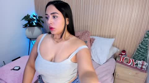 Snapshot of amelie_x chatting on 12-20-24, 04:36 Amelie online show from 12-20-24, 04:36