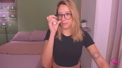 Amelie Graham online show from 12-11-24, 10:58