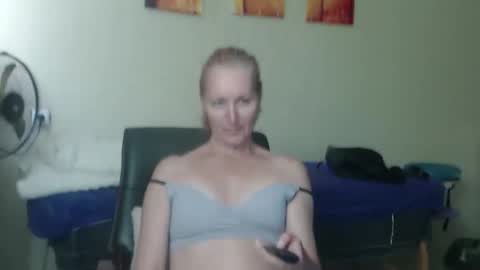 Snapshot of amelly777 chatting on 04-17-26, 01:03 amelly777 online show from 04-17-26, 01:03