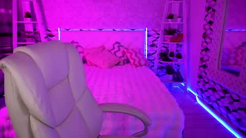 Snapshot of amellywhite chatting on 04-28-26, 02:55 Alina online show from 04-28-26, 02:55