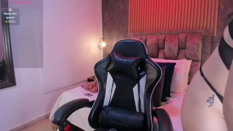 Snapshot of amiee_kovva chatting on 04-19-26, 02:27 Amiee online show from 04-19-26, 02:27