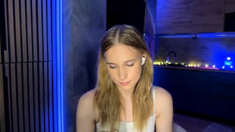 Snapshot of amily_sunray chatting on 05-19-26, 04:35 Amily online show from 05-19-26, 04:35