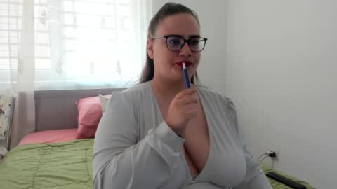 Amira Vyxen online show from 05-05-26, 07:05