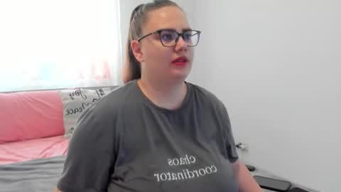 Snapshot of amiravyxen chatting on 06-18-26, 07:30 Amira Vyxen online show from 06-18-26, 07:30