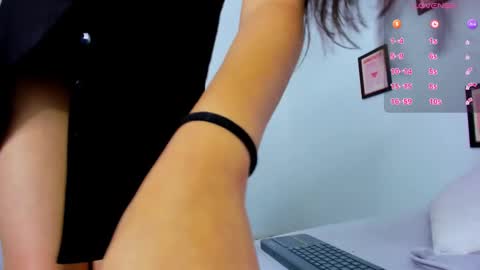 Snapshot of ammy_v chatting on 01-25-25, 01:19 Lu online show from 01-25-25, 01:19