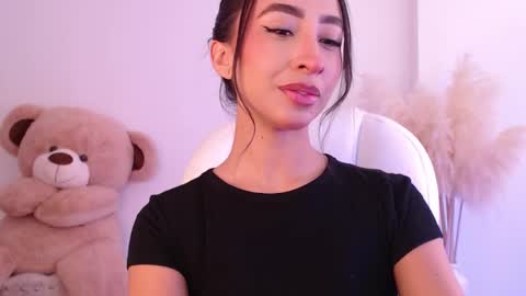 Snapshot of amonet_x chatting on 10-18-25, 12:06 Sophi online show from 10-18-25, 12:06