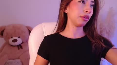 Snapshot of amonet_x chatting on 10-21-25, 10:16 Sophi online show from 10-21-25, 10:16