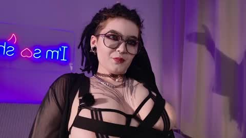 Snapshot of amorefae chatting on 05-19-26, 01:00 amore online show from 05-19-26, 01:00