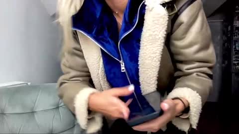 Snapshot of amyroberta92 chatting on 01-28-25, 10:12 amyroberta92 online show from 01-28-25, 10:12