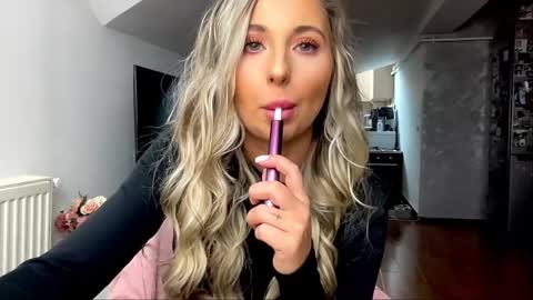 Snapshot of amyroberta92 chatting on 02-17-25, 10:07 amyroberta92 online show from 02-17-25, 10:07