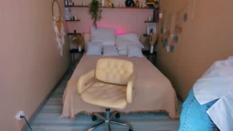 Snapshot of ana_mills chatting on 09-22-25, 10:28 Ana online show from 09-22-25, 10:28