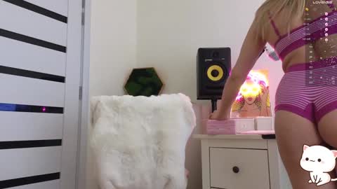 Annie  online show from 01-27-25, 03:39