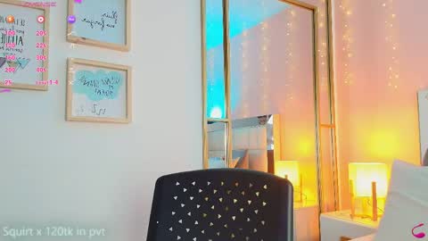 Snapshot of anahi_maite chatting on 04-26-26, 06:05 Anahi online show from 04-26-26, 06:05