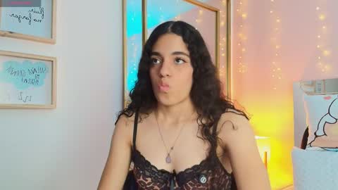 Snapshot of anahi_maite chatting on 05-06-26, 07:19 Anahi online show from 05-06-26, 07:19