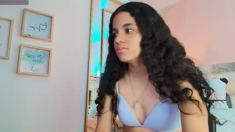 Snapshot of anahi_maite chatting on 05-17-26, 01:29 Anahi online show from 05-17-26, 01:29