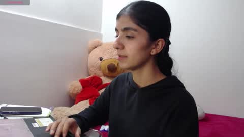 Anahi Browns online show from 04-15-26, 09:37