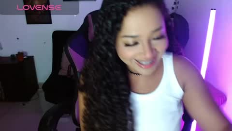 Snapshot of anakiss1 chatting on 04-21-26, 01:42 help me to get 100 thumps up online show from 04-21-26, 01:42